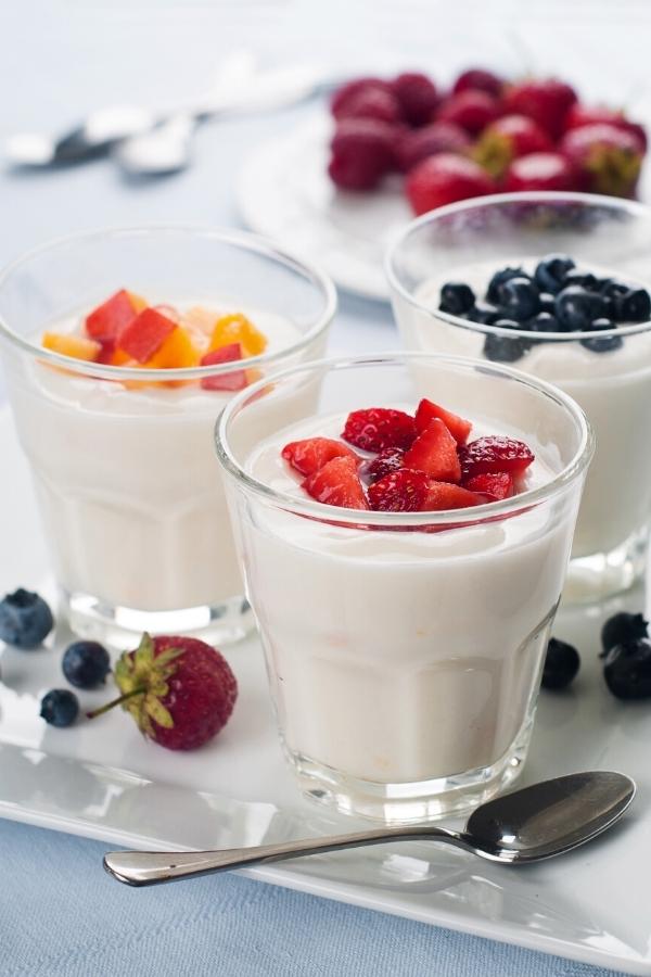 dürfen katzen joghurt essen - viele aromatisierte Joghurtpuddings